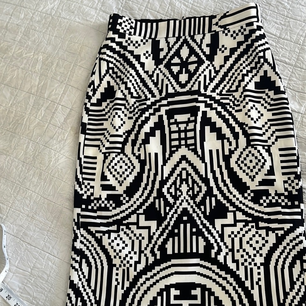 Banana republic, black & white pencil skirt • size 6